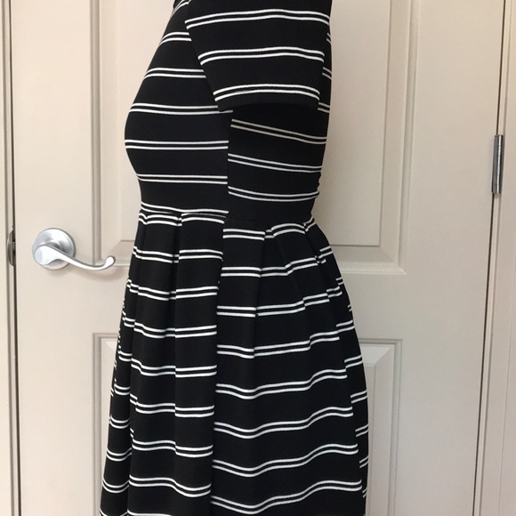 Black and white - Picture 3 of 6